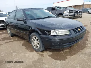 1998 Toyota Camry LE z VIN 4T1BF28K7WU061299, wystawiony jako IAAI lot #41774429 z przebiegiem 247 190 mil mil oraz . Historia ofert i sprzedaży dostępna na DreamBid. Obrazek 1.