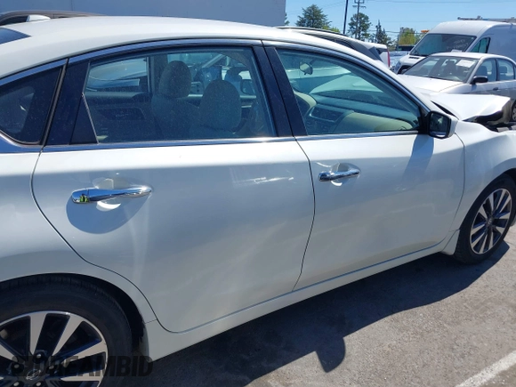 2017 Nissan Altima SV z VIN 1N4AL3AP1HC141166, wystawiony jako IAAI lot #41863150 z przebiegiem 95 770 mil mil oraz . Historia ofert i sprzedaży dostępna na DreamBid. Obrazek 13.