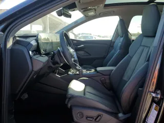 2025 Audi Q6 e-tron Premium Plus z VIN WA124BGF4SA016972, wystawiony jako Copart lot #47431915 z przebiegiem Nie podano mil oraz Nie do naprawy. Historia ofert i sprzedaży dostępna na DreamBid. Obrazek 7.