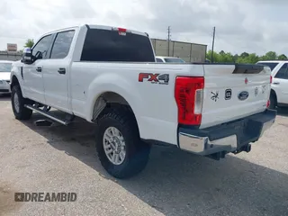 2017 Ford F-250 Lariat z VIN 1FT7W2B68HEC85264, wystawiony jako IAAI lot #42493873 z przebiegiem 185 868 mil mil oraz . Historia ofert i sprzedaży dostępna na DreamBid. Obrazek 3.