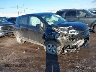 2021 Chevrolet Trax LS z VIN KL7CJNSM8MB368389, wystawiony jako IAAI lot #41654080 z przebiegiem 18 238 mil mil oraz . Historia ofert i sprzedaży dostępna na DreamBid. Obrazek 1.