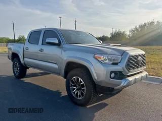 2023 Toyota Tacoma SR z VIN 3TMCZ5AN4PM566647, wystawiony jako Copart lot #60572355 z przebiegiem 43 666 mil mil oraz Czysty tytuł • Clean title. Historia ofert i sprzedaży dostępna na DreamBid. Obrazek 1.