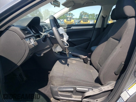 2017 Volkswagen Passat S z VIN 1VWAT7A38HC056059, wystawiony jako Copart lot #57657135 z przebiegiem 117 504 mil mil oraz Szkoda całkowita • Salvage title. Historia ofert i sprzedaży dostępna na DreamBid. Obrazek 7.