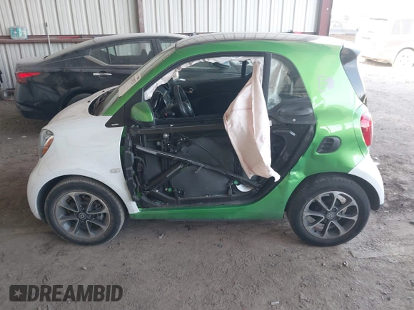 2017 Smart fortwo Pure z VIN WMEFJ9BA8HK231165, wystawiony jako IAAI lot #42238753 z przebiegiem 31 242 mil mil oraz . Historia ofert i sprzedaży dostępna na DreamBid. Obrazek 14.