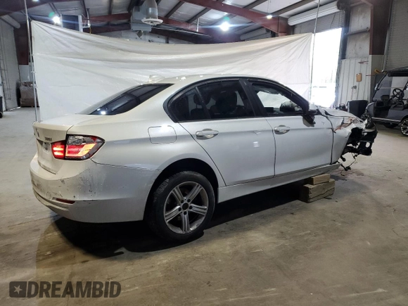2015 BMW 3 Series 328i xDrive z VIN WBA3B5C55FF961191, wystawiony jako Copart lot #54799805 z przebiegiem 102 979 mil mil oraz Nie do naprawy • Non repairable. Historia ofert i sprzedaży dostępna na DreamBid. Obrazek 3.