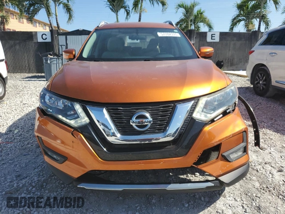 2017 Nissan Rogue SV z VIN 5N1AT2MN9HC761869, wystawiony jako Copart lot #57782335 z przebiegiem 76 896 mil mil oraz Szkoda całkowita • Salvage title. Historia ofert i sprzedaży dostępna na DreamBid. Obrazek 5.