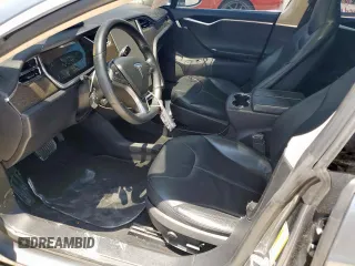 2013 Tesla Model S z VIN 5YJSA1AG1DFP08708, wystawiony jako Copart lot #58403985 z przebiegiem 120 809 mil mil oraz Szkoda całkowita • Salvage title. Historia ofert i sprzedaży dostępna na DreamBid. Obrazek 7.
