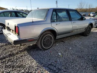 1991 Oldsmobile Delta z VIN 1G3HN54C2M1809327, wystawiony jako Copart lot #84694064 z przebiegiem 225 092 mil mil oraz Szkody całkowita. Historia ofert i sprzedaży dostępna na DreamBid. Obrazek 3.