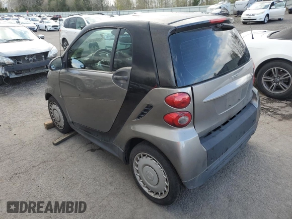 2013 Smart fortwo Pure z VIN WMEEJ3BA6DK653471, wystawiony jako Copart lot #51864365 z przebiegiem 129 778 mil mil oraz Tytuł czysty. Historia ofert i sprzedaży dostępna na DreamBid. Obrazek 2.