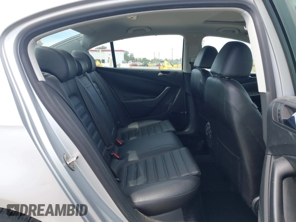 2008 Volkswagen Passat 3.6L V6 z VIN WVWCU73C08P047208, wystawiony jako IAAI lot #42022087 z przebiegiem 241 922 mil mil oraz . Historia ofert i sprzedaży dostępna na DreamBid. Obrazek 8.