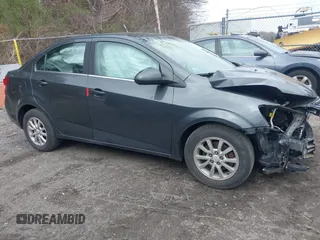 2018 Chevrolet Sonic LT z VIN 1G1JD5SG9J4123931, wystawiony jako IAAI lot #42066158 z przebiegiem 94 959 mil mil oraz . Historia ofert i sprzedaży dostępna na DreamBid. Obrazek 13.