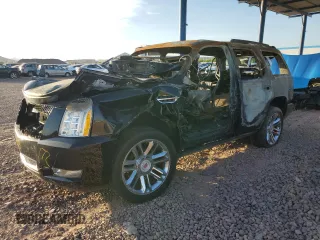 2013 Cadillac Escalade Platinum Edition z VIN 1GYS3DEF1DR272119, wystawiony jako Copart lot #55481215 z przebiegiem Nie podano mil oraz Nie do naprawy. Historia ofert i sprzedaży dostępna na DreamBid. Obrazek 1.