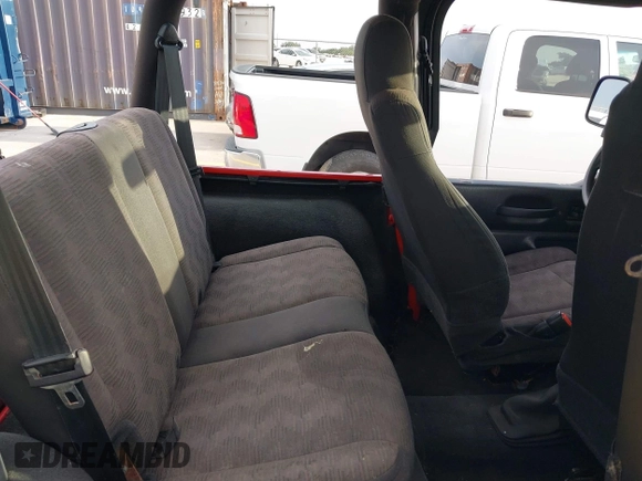 2003 Jeep Wrangler SE z VIN 1J4FA29113P323655, wystawiony jako IAAI lot #42704498 z przebiegiem 189 763 mil mil oraz . Historia ofert i sprzedaży dostępna na DreamBid. Obrazek 8.