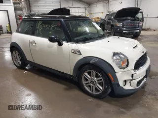 2012 MINI Hardtop S z VIN WMWSV3C58CT385200, wystawiony jako IAAI lot #40645295 z przebiegiem 102 919 mil mil oraz . Historia ofert i sprzedaży dostępna na DreamBid. Obrazek 1.