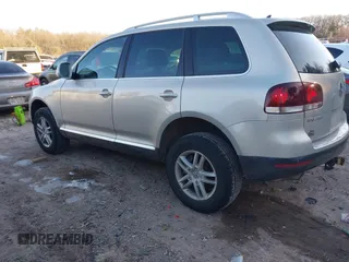 2008 Volkswagen Touareg V6 z VIN WVGBE77LX8D027323, wystawiony jako IAAI lot #41240460 z przebiegiem 140 330 mil mil oraz . Historia ofert i sprzedaży dostępna na DreamBid. Obrazek 3.