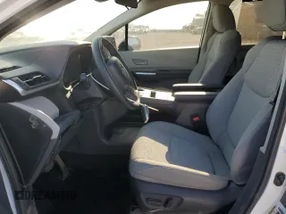 2023 Toyota Sienna LE z VIN 5TDKRKEC7PS168710, wystawiony jako Copart lot #52872235 z przebiegiem 68 474 mil mil oraz Szkody całkowita. Historia ofert i sprzedaży dostępna na DreamBid. Obrazek 7.