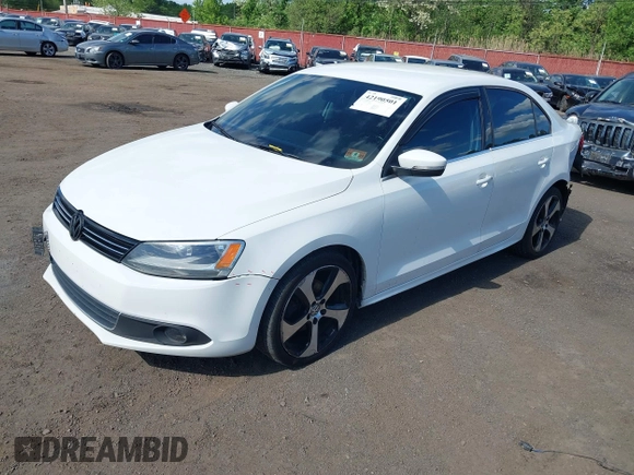 2014 Volkswagen Jetta SE z VIN 3VWD17AJ2EM201544, wystawiony jako IAAI lot #42190501 z przebiegiem 160 137 mil mil oraz . Historia ofert i sprzedaży dostępna na DreamBid. Obrazek 2.