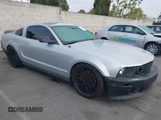 2005 Ford Mustang GT Deluxe z VIN 1ZVHT82H655123126, wystawiony jako IAAI lot #41993947 z przebiegiem 98 413 mil mil oraz . Historia ofert i sprzedaży dostępna na DreamBid. Obrazek 1.