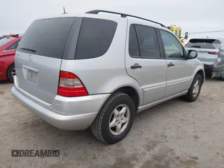 2001 Mercedes-Benz M 320/430/500 z VIN 4JGAB54E71A231597, wystawiony jako IAAI lot #42058829 z przebiegiem 233 005 mil mil oraz . Historia ofert i sprzedaży dostępna na DreamBid. Obrazek 4.