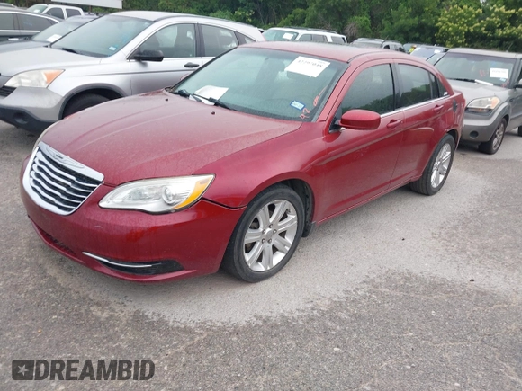 2012 Chrysler 200 Touring z VIN 1C3CCBBB6CN180868, wystawiony jako IAAI lot #42297048 z przebiegiem 110 213 mil mil oraz . Historia ofert i sprzedaży dostępna na DreamBid. Obrazek 2.