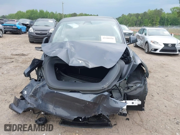 2025 Tesla Model Y Long Range with VIN 7SAYGDED7SA373235, listed as a IAAI auction lot 42100950 with 650 mi miles and . Bid and sale history available at DreamBid. Image 13.