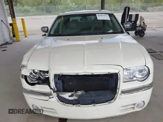 2008 Chrysler 300 C Hemi z VIN 2C3KA63HX8H208103, wystawiony jako IAAI lot #42082674 z przebiegiem 111 025 mil mil oraz . Historia ofert i sprzedaży dostępna na DreamBid. Obrazek 12.