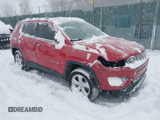 2020 Jeep Compass Latitude z VIN 3C4NJDBB3LT139233, wystawiony jako IAAI lot #41472440 z przebiegiem 115 108 mil mil oraz . Historia ofert i sprzedaży dostępna na DreamBid. Obrazek 1.