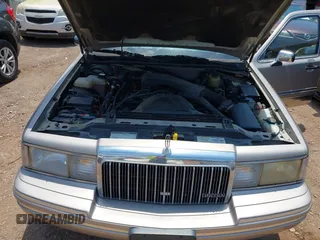 1994 Lincoln Town Car Signature z VIN 1LNLM82W2RY628475, wystawiony jako IAAI lot #42320445 z przebiegiem 107 346 mil mil oraz . Historia ofert i sprzedaży dostępna na DreamBid. Obrazek 10.