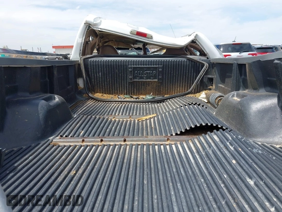 1999 Ford F-250 XL z VIN 1FTNX20S5XEA25763, wystawiony jako IAAI lot #42353584 z przebiegiem Nie podano mil oraz . Historia ofert i sprzedaży dostępna na DreamBid. Obrazek 8.