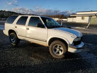 2001 Chevrolet Blazer LT with VIN 1GNCS13W712230189, listed as a Copart auction lot 84481784 with 106,405 mi miles and Salvage title. Bid and sale history available at DreamBid. Image 4.