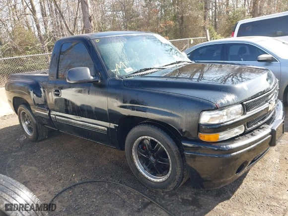 2000 Chevrolet Silverado 1500 with VIN 1GCEC14W7YZ263739, listed as a IAAI auction lot 41692465 with 323,981 mi miles. Bid and sale history available at carsss.com. Image 1.