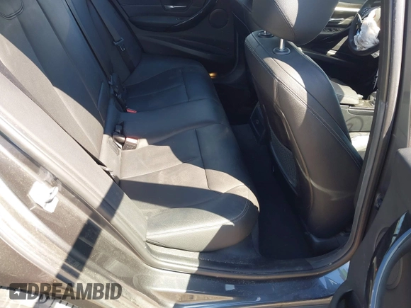 2018 BMW 3 Series 330i xDrive с VIN WBA8D9C50JEM32978, выставлен на аукционе IAAI как лот 41894911 с пробегом 67 474 миль миль и . История ставок и продаж доступна на DreamBid. Изображение 8.