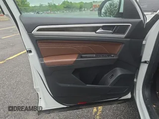 2023 Volkswagen Atlas SE с VIN 1V2HR2CA7PC526707, выставлен на аукционе IAAI как лот 42854241 с пробегом 28 220 миль миль и . История ставок и продаж доступна на DreamBid. Изображение 15.