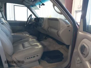 1999 Chevrolet Suburban z VIN 3GNFK16R4XG109638, wystawiony jako IAAI lot #42505642 z przebiegiem 274 795 mil mil oraz . Historia ofert i sprzedaży dostępna na DreamBid. Obrazek 5.
