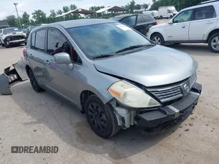 2009 Nissan Versa S z VIN 3N1BC13E39L368561, wystawiony jako IAAI lot #42769540 z przebiegiem 119 356 mil mil oraz . Historia ofert i sprzedaży dostępna na DreamBid. Obrazek 1.