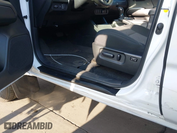 2023 Toyota Tacoma SR5 z VIN 3TMAZ5CNXPM208862, wystawiony jako IAAI lot #42206860 z przebiegiem 11 354 mil mil oraz . Historia ofert i sprzedaży dostępna na DreamBid. Obrazek 19.