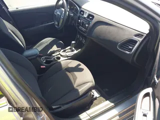 2013 Chrysler 200 Touring z VIN 1C3CCBBB9DN542645, wystawiony jako IAAI lot #42298710 z przebiegiem 114 317 mil mil oraz . Historia ofert i sprzedaży dostępna na DreamBid. Obrazek 5.
