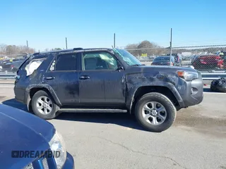2021 Toyota 4Runner SR5 z VIN JTEMU5JR7M5953230, wystawiony jako IAAI lot #41705423 z przebiegiem 64 240 mil mil oraz . Historia ofert i sprzedaży dostępna na DreamBid. Obrazek 13.