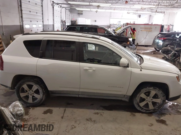 2017 Jeep Compass Latitude z VIN 1C4NJDEB6HD101312, wystawiony jako IAAI lot #41443770 z przebiegiem 79 264 mil mil oraz . Historia ofert i sprzedaży dostępna na DreamBid. Obrazek 12.