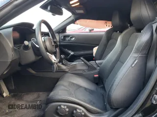 2024 Nissan Z Performance z VIN JN1BZ4BH5RM360916, wystawiony jako Copart lot #76335904 z przebiegiem 7 004 mil mil oraz Szkoda całkowita • Salvage title. Historia ofert i sprzedaży dostępna na DreamBid. Obrazek 7.