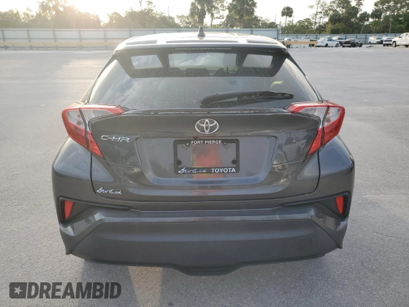 2022 Toyota C-HR XLE z VIN NMTKHMBX9NR141168, wystawiony jako Copart lot #50906365 z przebiegiem 44 268 mil mil oraz Czysty tytuł • Clean title. Historia ofert i sprzedaży dostępna na DreamBid. Obrazek 6.