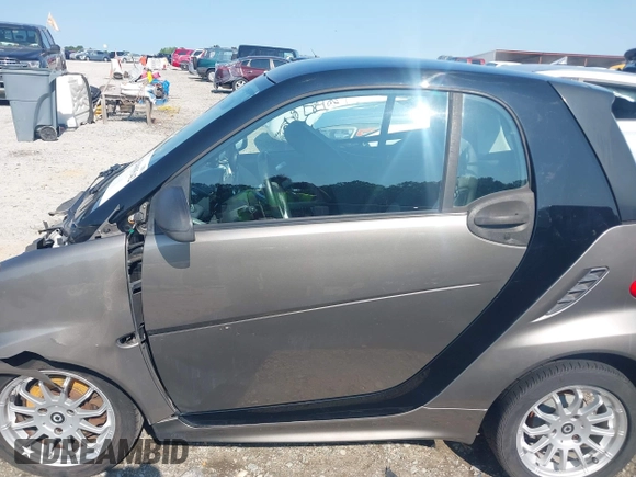 2013 Smart fortwo Pure z VIN WMEEJ3BA2DK697614, wystawiony jako IAAI lot #42405542 z przebiegiem 192 027 mil mil oraz . Historia ofert i sprzedaży dostępna na DreamBid. Obrazek 15.