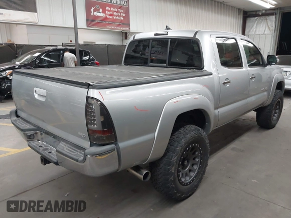 2013 Toyota Tacoma z VIN 3TMLU4EN0DM123507, wystawiony jako IAAI lot #42691592 z przebiegiem 100 894 mil mil oraz . Historia ofert i sprzedaży dostępna na DreamBid. Obrazek 4.