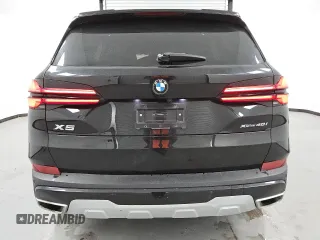 2024 BMW X5 xDrive40i z VIN 5UX23EU04R9T53436, wystawiony jako Copart lot #49401355 z przebiegiem 31 358 mil mil oraz Tytuł czysty. Historia ofert i sprzedaży dostępna na DreamBid. Obrazek 6.