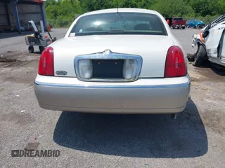 2002 Lincoln Town Car Signature z VIN 1LNHM82W72Y612350, wystawiony jako IAAI lot #42038177 z przebiegiem Nie podano mil oraz . Historia ofert i sprzedaży dostępna na DreamBid. Obrazek 16.