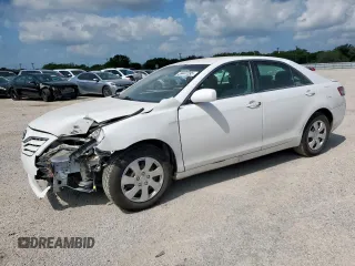 2010 Toyota Camry z VIN 4T1BF3EK9AU528161, wystawiony jako Copart lot #59441395 z przebiegiem 110 663 mil mil oraz Czysty tytuł • Clean title. Historia ofert i sprzedaży dostępna na DreamBid. Obrazek 1.