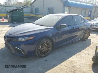 2023 Toyota Camry SE z VIN 4T1T11BKXPU102886, wystawiony jako Copart lot #50546765 z przebiegiem 16 095 mil mil oraz Szkoda całkowita • Salvage title. Historia ofert i sprzedaży dostępna na DreamBid. Obrazek 1.