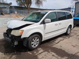 2010 Chrysler Town & Country Touring z VIN 2A4RR5D15AR413739, wystawiony jako Copart lot #53717635 z przebiegiem 140 342 mil mil oraz Szkoda całkowita • Salvage title. Historia ofert i sprzedaży dostępna na DreamBid. Obrazek 1.