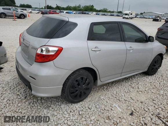 2010 Toyota Matrix z VIN 2T1KU4EE3AC484665, wystawiony jako Copart lot #54754815 z przebiegiem 96 658 mil mil oraz Szkoda całkowita • Salvage title. Historia ofert i sprzedaży dostępna na DreamBid. Obrazek 3.