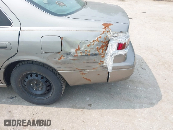 1998 Toyota Camry LE z VIN 4T1BG22K2WU278958, wystawiony jako IAAI lot #42422136 z przebiegiem 272 772 mil mil oraz . Historia ofert i sprzedaży dostępna na DreamBid. Obrazek 6.